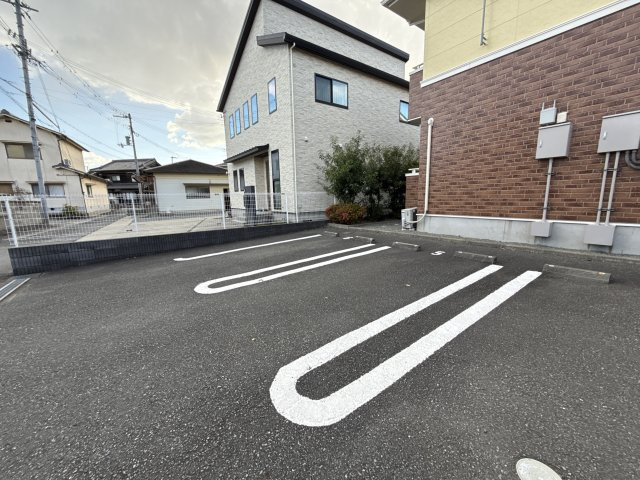 ワイズ　コンブリオの駐車場