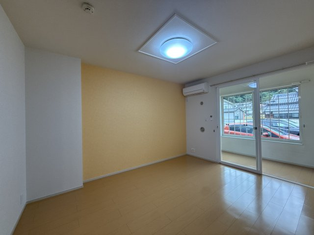 サニー青山の居間・リビング