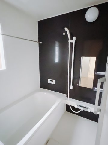 【新築戸建】前橋市下細井町第10-1期の浴室|1日の疲れを癒せるお風呂♪足がのばせるほど広いお風呂にはエコベンチも搭載！小さいお子様を座らせれば一緒にお風呂へ入っても安心。浴室暖房乾燥機付きなので洗濯物も乾かせます。
