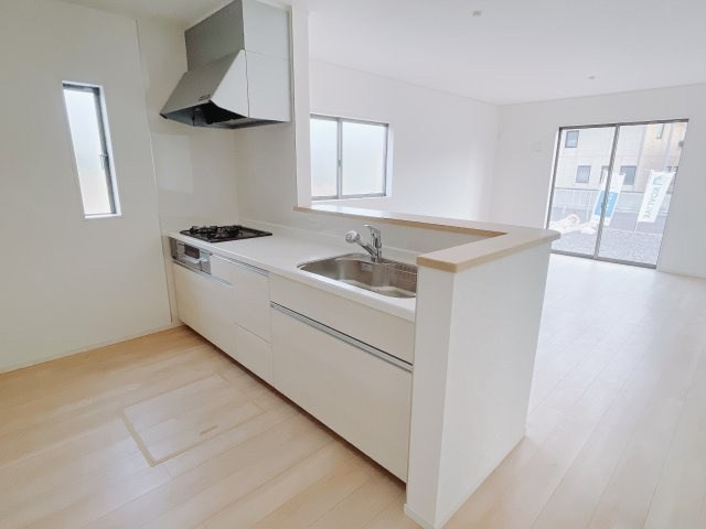 【新築戸建】前橋市下細井町第10-1期のキッチン|お料理ができたら「これ運んで～♪」と手渡しが出来ます。対面キッチンなのでリビングと一体感があり、広々とした空間の中で楽しく食事やお菓子作りが出来ますね♪