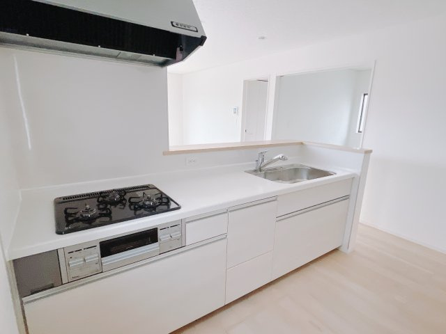 【新築戸建】前橋市下細井町第10-1期のキッチン|お料理をしながらお部屋を見渡せることができる対面キッチンを採用。コミュニケーションがとりやすく、家族の絆が深まります。今日の出来事をおしゃべりしながら楽しい時間をお過ごしください♪