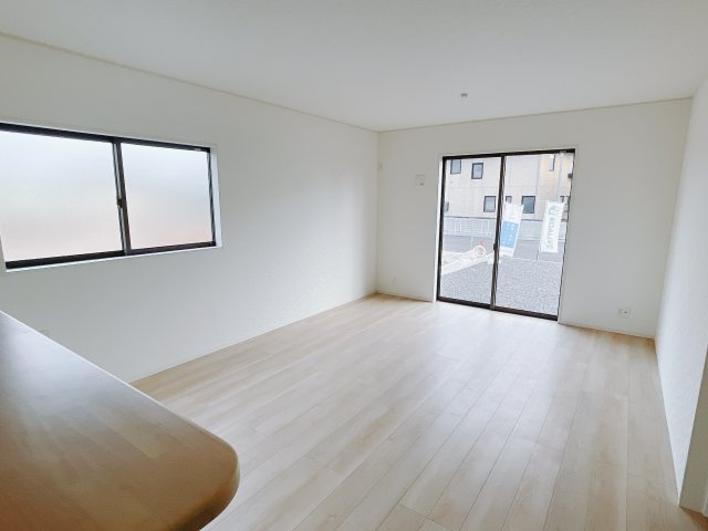 【新築戸建】前橋市下細井町第10-1期の洋室|これから長く住むお家のリビングには毎日気持ちのいい日差しが差し込みます。ポカポカ日向ぼっこをしながらお昼寝をするのもいいですね♪明るいリビングに気分も晴れやかに♪