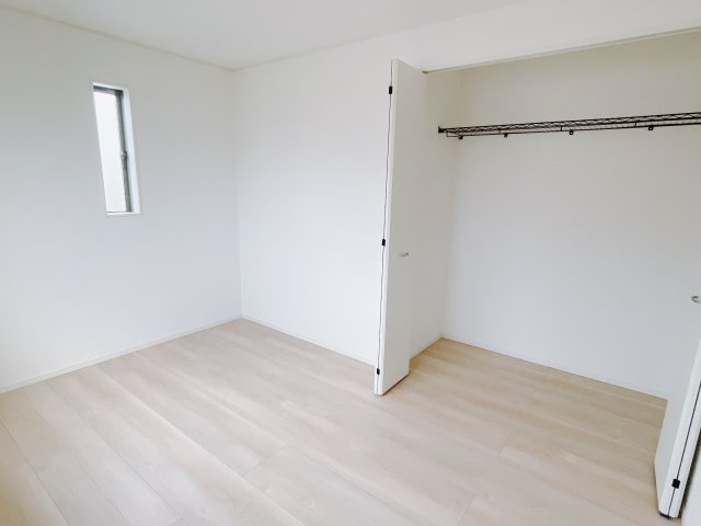 【新築戸建】前橋市下細井町第10-1期の洋室|ダブルベッドを置いても充分な広さを2Ｆのお部屋に設けております。お子様と家族みんなで寝るのも夢じゃありません♪窓からは光が差し込むので日中でも明るいお部屋です。