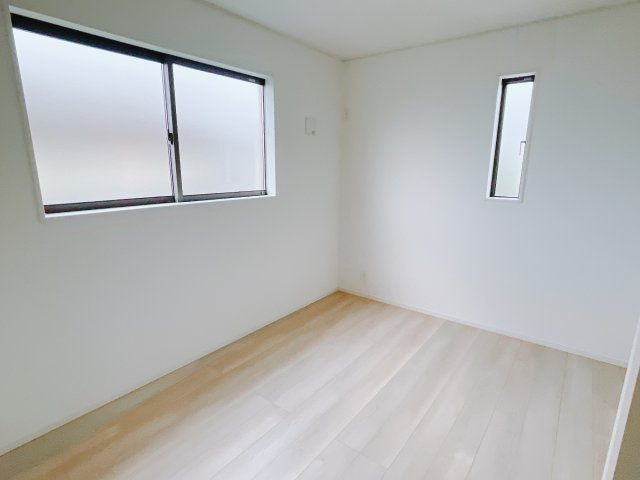 【新築戸建】前橋市下細井町第10-1期の洋室|ダブルベッドを置いても充分な広さを2Ｆのお部屋に設けております。お子様と家族みんなで寝るのも夢じゃありません♪窓からは光が差し込むので日中でも明るいお部屋です。