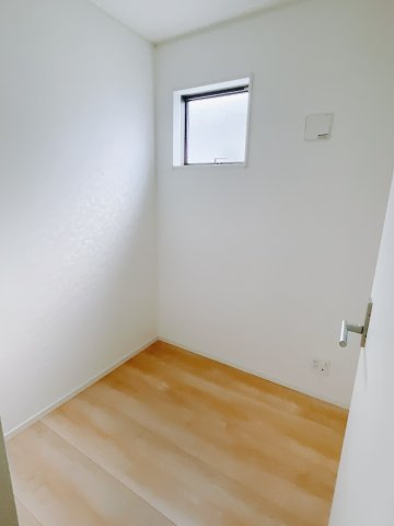 【新築戸建】前橋市下細井町第10-1期の洋室|お子様にとって初めての「自分だけのお部屋」。どんなお部屋にするのか楽しみになりますね♪こちらのお部屋は洋室になっているので、もし汚してしまっても簡単にお掃除できるので助かります。