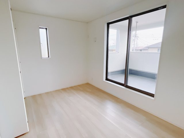 【新築戸建】前橋市下細井町第10-1期の洋室|ママ友が来ても子供達には子供部屋で遊んでいてもらうことができます。ママ達はリビングで楽しくおしゃべりに華を咲かせながら気兼ねなく盛り上がれます♪