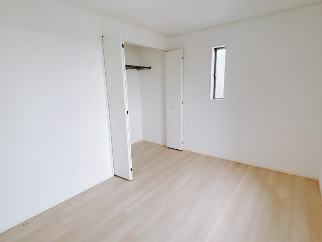 【新築戸建】前橋市下細井町第10-1期の洋室|広い寝室ならインテリアも自由自在にお楽しみいただけます♪お外から帰ってきた後は寝室でゆっくり自分の時間をお過ごしください。