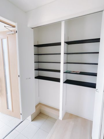 【新築戸建】前橋市下細井町第10-1期の玄関|毎日の「いってらっしゃい」や「お帰りなさい」を大切なご家族と過ごす玄関は〈使いやすさ〉を追求しております。玄関横の物入は急な来客時でもさっとお片付けできるスペースを確保しています。