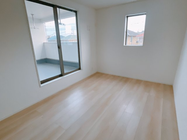 【新築戸建】前橋市下細井町第10-1期の洋室|「今日も一日お疲れ様」とご夫婦でゆったりくつろげる寝室。毎日の家事やお仕事に疲れた日はフカフカのベットで癒されてください。テレビや本棚をおいても快適な広さなのが自慢のお部屋です♪