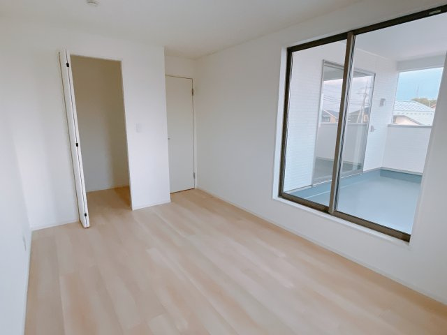 【新築戸建】前橋市下細井町第10-1期の洋室|広い寝室ならインテリアも自由自在にお楽しみいただけます♪お外から帰ってきた後は寝室でゆっくり自分の時間をお過ごしください。
