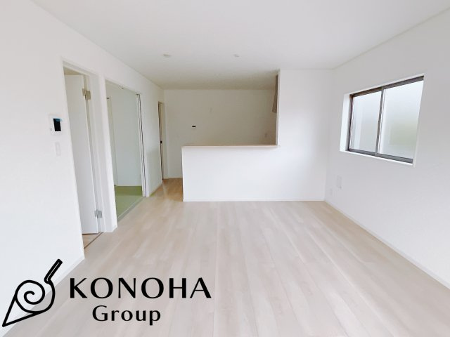 【新築戸建】前橋市下細井町第10-1期の居間・リビング|これから長く住むお家のリビングには毎日気持ちのいい日差しが差し込みます。ポカポカ日向ぼっこをしながらお昼寝をするのもいいですね♪明るいリビングに気分も晴れやかに♪