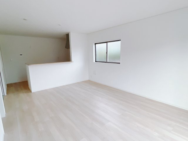 【新築戸建】前橋市下細井町第10-1期の居間・リビング|これから長く住むお家のリビングには毎日気持ちのいい日差しが差し込みます。ポカポカ日向ぼっこをしながらお昼寝をするのもいいですね♪明るいリビングに気分も晴れやかに♪