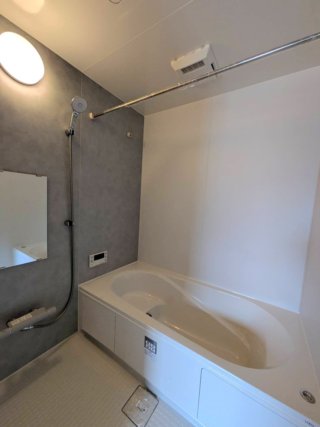 岡山市南区大福　2期の浴室|◆雨の日のお洗濯や寒い季節にも活躍する浴室換気乾燥暖房機付き！