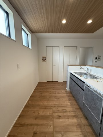 岡山市南区大福　2期のキッチン|◆パントリー付きで食器類や調理器具の収納などに便利です。