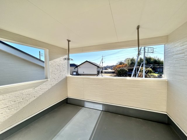 【新築戸建】高崎市下里見町第1　のバルコニー|■バルコニー（1号棟）｜あたたかな陽のひかりを浴びることのできるバルコニー。お洗濯物やお布団を干せば、家族みんなが気持ちよく暮らすことができます(*^^*)