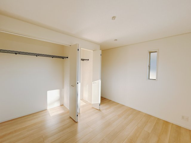 【新築戸建】高崎市下里見町第1　の洋室|■2階洋室（1号棟）｜2階各居室には収納をご用意しています♪常にお部屋を綺麗に保てます！小さなお子様も自然とお片付けができるようになるのでうれしいですよね！