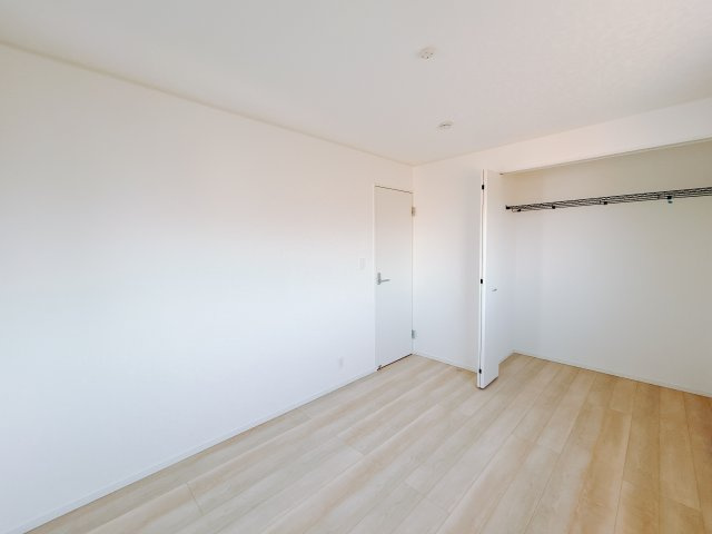 【新築戸建】高崎市下里見町第1　の洋室|■2階洋室（1号棟）｜ナチュラルカラーの床です。模様替えなどとても楽しく工夫できます♪陽当たり、風通しもとても良いので毎日快適な生活スタートです！子供部屋にも良いですね♪