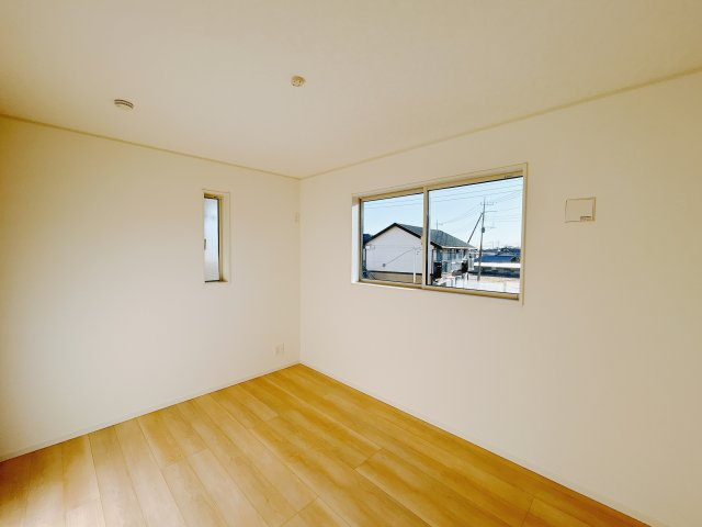【新築戸建】高崎市下里見町第1　の洋室|■2階洋室（1号棟）｜2面採光で明るい1階の洋室。全部屋フローリングなので、お掃除がしやすいです♪大きな収納もあって嬉しい！