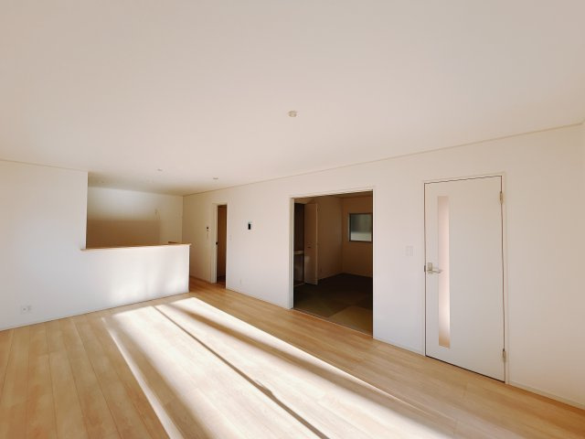 【新築戸建】高崎市下里見町第1　の居間・リビング|■リビング（1号棟）｜窓から射し込む陽射しが縦横に広がり、あたたかな空間が形づくられています。ここはご家族の笑顔集まる憩いの空間です( ＾＾ )