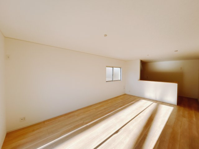 【新築戸建】高崎市下里見町第1　の居間・リビング|■リビング（1号棟）｜陽当たり良好のリビングダイニング♪賃貸では叶わなかった、お友達とのホームパーティや大音量で映画やテレビを楽しむことができます(*^^*)