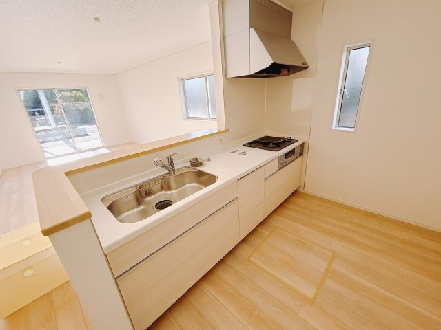 【新築戸建】高崎市下里見町第1　の居間・リビング|■リビング（1号棟）｜出来上がった料理を運びやすいダイニング♪お料理中も家族との会話がはずみます♪