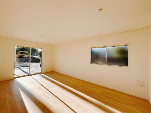 【新築戸建】高崎市下里見町第1　の居間・リビング|■リビング（1号棟）｜大きい窓からあたたかいたっぷりの光が入ります♪開放的な空間で毎日をもっと快適に(*＾＾*)