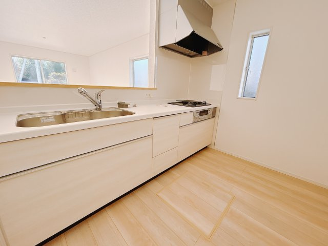 【新築戸建】高崎市下里見町第1　のキッチン|■キッチン（1号棟）｜作業がはかどる広々カウンタースペース。会話がはずむ「オープンキッチン」なので家族とのコミュニケーションも活発になります。