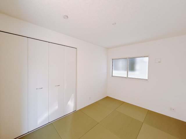 【新築戸建】高崎市下里見町第1　の和室|■1階和室（1号棟）｜リビングと繋がっている和室は、お子様の様子を見守りながらお洗濯物を畳んだり、家事の合間のちょっとした休憩やのんびりお昼寝にも♪セカンドリビングとしてもお使いいただけます