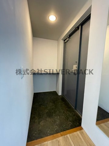 グラスホッパーの玄関