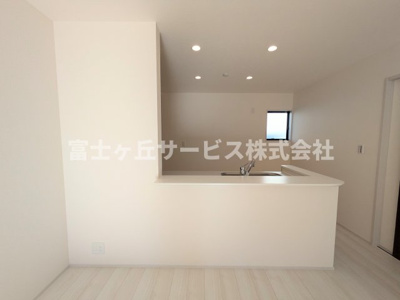 【キッチン】 | 浜松市中央区寺脇町 3期 新築一戸建て | 前から見たキッチンです