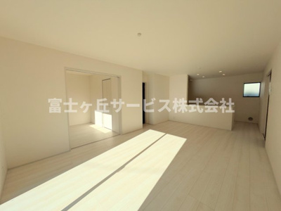 【居間・リビング】 | 浜松市中央区寺脇町 3期 新築一戸建て | リビングダイニングです