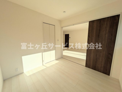 【洋室】 | 浜松市中央区寺脇町 3期 新築一戸建て | リビング横の洋室です