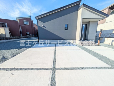 【駐車場】 | 浜松市中央区寺脇町 3期 新築一戸建て | ３台駐車可能です