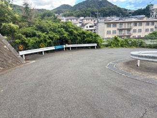 【前面道路含む現地写真】 | 広く落ち着きのある玄関☆シューズボックスが設置されており、家族の靴がスッキリ収納できます☆