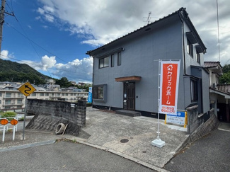 【外観】 | 【呉市焼山西2丁目】【リフォーム済み・中古戸建】【5LDK】☆昭和西小学校徒歩21分☆昭和北中学校徒歩42分☆エブリイ徒歩15分☆ウォンツ徒歩11分☆土地53坪☆前面道路7ｍ☆駐車2台分
