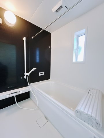 【新築戸建】高崎市下里見町第1　の浴室|■浴室（2号棟）｜デザイン性に優れた浴室♪1日の疲れを癒す、ゆったりとしたバスタイムをぜひお過ごしください(*＾＾*)大きな窓付きで嬉しい♪