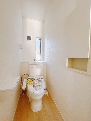 【新築戸建】高崎市下里見町第1　のトイレ|■トイレ（2号棟）｜窓付きのトイレになっています。常に換気もできますので綺麗を保てます☆