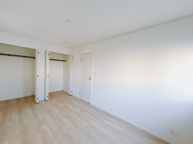 【新築戸建】高崎市下里見町第1　の洋室|■1階洋室（2号棟）｜お子様の一人部屋にピッタリな洋室。木のぬくもりを感じるフローリングは、天然木の味わいが時とともに深みを増していきます。また、傷にも強く、フリーワックスでお手入れもラクラクです♪