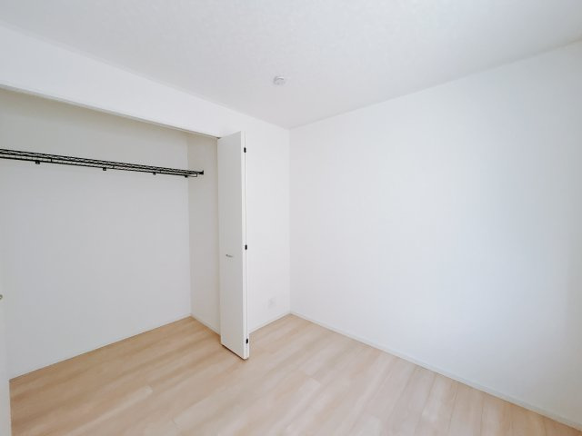 【新築戸建】高崎市下里見町第1　の洋室|■1階洋室（2号棟）｜1階各居室には収納をご用意しています♪常にお部屋を綺麗に保てます！小さなお子様も自然とお片付けができるようになるのでうれしいですよね！
