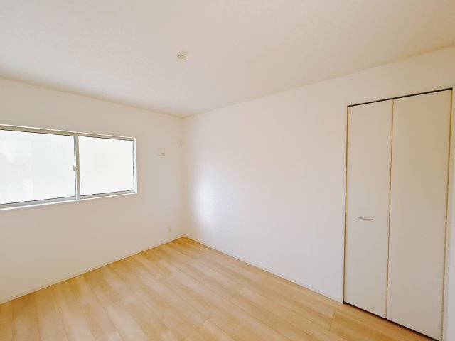 【新築戸建】高崎市下里見町第1　の洋室|■1階洋室（2号棟）｜ナチュラルカラーの床です。模様替えなどとても楽しく工夫できます♪陽当たり、風通しもとても良いので毎日快適な生活スタートです！子供部屋にも良いですね♪