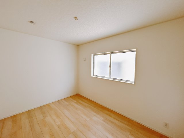 【新築戸建】高崎市下里見町第1　の洋室|■1階洋室｜1階洋室には大きな窓をご用意しています。日中はあたたかな日差し差し込み自分時間も充実できますね＾＾