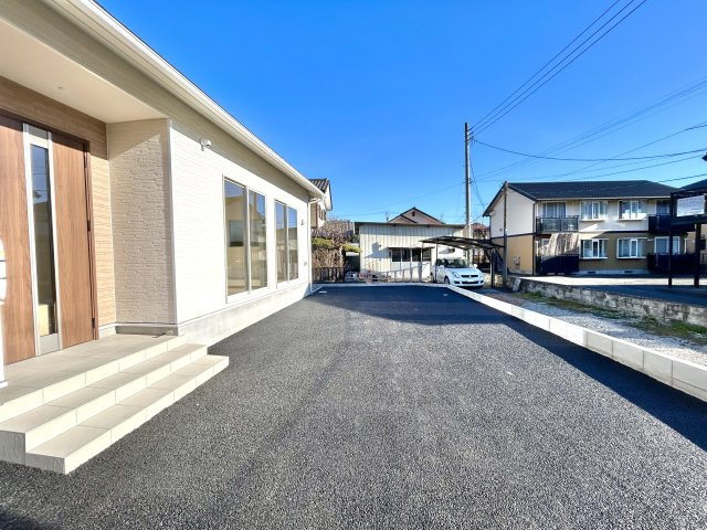 【新築戸建】高崎市下里見町第1　の外観|■駐車場（2号棟）｜駐車2台可の広々としたカースペースです。ご家族分と、来客用にもご使用いただけます☆