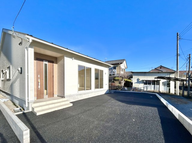 【新築戸建】高崎市下里見町第1　の外観|■外観（2号棟）｜土日のご見学はもちろん、平日・夜間のご案内も大歓迎です♪「今から見たい」や「仕事終わりに見たい」にもご対応できますのでお気軽にお問い合わせください♪