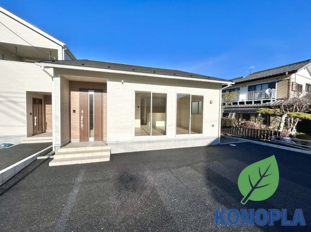 【新築戸建】高崎市下里見町第1　の外観|■外観（2号棟）｜窓の配置や、爽やかな白ベースの外観が清潔感をもたらします。まっさらなキャンバスのような家にこだわりを彩って…始めよう、あなただけの豊かな暮らし( ＾＾ )