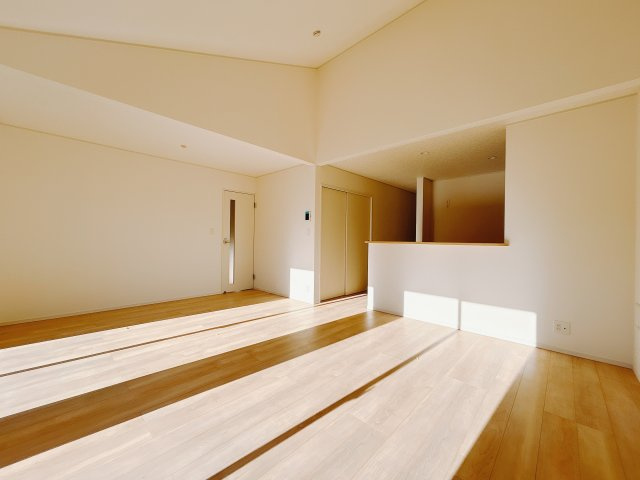 【新築戸建】高崎市下里見町第1　の居間・リビング|■リビング（2号棟）｜陽当たり良好のリビングダイニング♪賃貸では叶わなかった、お友達とのホームパーティや大音量で映画やテレビを楽しむことができます(*^^*)