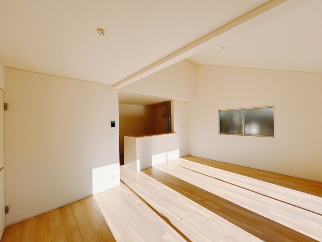 【新築戸建】高崎市下里見町第1　の居間・リビング|■リビング（2号棟）｜時の流れと共に陽射しは装いを変え空間に新たな彩りを与えます。一日中家に居ても飽きることなく過ごすことができる素敵な空間です♪