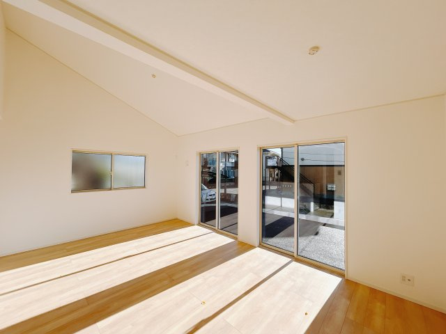 【新築戸建】高崎市下里見町第1　の居間・リビング|■リビング（2号棟）｜陽当たり良好のリビングダイニング♪賃貸では叶わなかった、お友達とのホームパーティや大音量で映画やテレビを楽しむことができます(*^^*