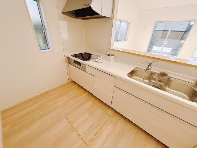 【新築戸建】高崎市下里見町第1　のキッチン|■キッチン（2号棟）｜ワークトップの幅が広く、お子様といっしょにお料理をつくったり、ちょっとしたパーティーも楽しめます。フラットなのでお掃除がしやすいのもポイントです♪