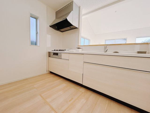 【新築戸建】高崎市下里見町第1　のキッチン|■キッチン（2号棟）｜作業がはかどる広々カウンタースペース。会話がはずむ「オープンキッチン」なので家族とのコミュニケーションも活発になります。