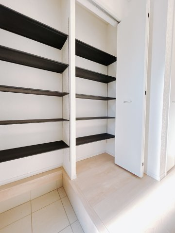 【新築戸建】高崎市下里見町第1　の玄関|■玄関（2号棟）｜「玄関から、我が家を心地よく。自然の風や光を感じられる気持ちのいい玄関へ。」永く居心地のいい暮らしを演出する快適性能と安心を両立させたドアを採用しました！